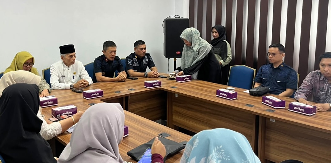 Karutan Padangpanjang Novri Abbas bersama Kepala Disdikbud Padangpanjang Nasrul dan jajaran, saat rapat koordinasi membahas tindaklanjut pelaksanaan program pendidikan kesetaraan bagi warga binaan, Jumat (05/06/2026).