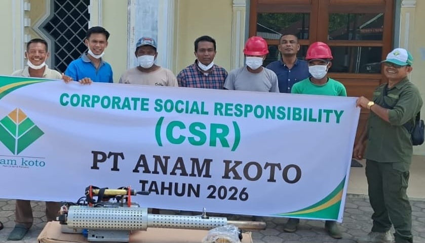 Penyerahan peralatan dan pelaksanaan Fogging dari PT. Anam Koto kepada masyarakat di Muaro Kiawai.