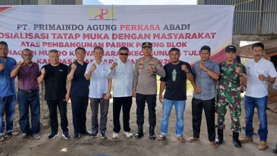 Pimpinan PT. Primaindo Agung Perkasa Abadi Drs. Syahrul Es Andrew Lou didampingi Azhary Muzar bersama Ketua Ketua Komisi II DPRD Sumbar Khairuddin Simajuntak saat Sosialisasi Pembangunan Pabrik Paving Blok di Nagari Kiawai Barat, Sabtu (13/06/2026).