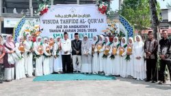 Kacabdin Wilayah IV Efri Syahputra bersama Kepala SMAN 1 Kinali Musfar dan peserta wisuda Tahfiz Qur’an SMAN 1 Kinali, Sabtu (13/06/2026).