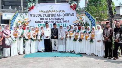Kacabdin Wilayah IV Efri Syahputra bersama Kepala SMAN 1 Kinali Musfar dan peserta wisuda Tahfiz Qur’an SMAN 1 Kinali, Sabtu (13/06/2026).