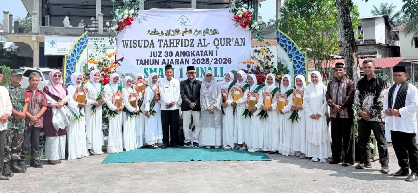 Kacabdin Wilayah IV Efri Syahputra bersama Kepala SMAN 1 Kinali Musfar dan peserta wisuda Tahfiz Qur’an SMAN 1 Kinali, Sabtu (13/06/2026).