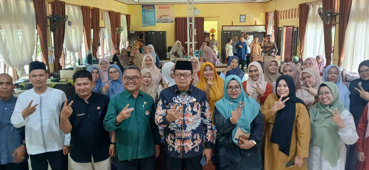 Kepala Dinas Pendidikan Sumbar Habibul Fuadi, S.Pd, M.Si bersama Kepala SMAN 2 Pasaman Nini Mursini, S.Pd, M.Pd dan jajaran Majelis Guru SMAN 2 Pasaman, Jum’at (05/05/2026).