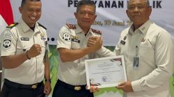 Karutan Padangpanjang Novi Abbas didampingi Kasubsi Pengelolaan Dedi Suryadi saat menerima penghargaan dari Kepala Kanwil Ditjenpas Sumbar Kunrat Kasmiri, Rabu (10/06/2026).