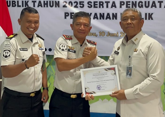 Karutan Padangpanjang Novi Abbas didampingi Kasubsi Pengelolaan Dedi Suryadi saat menerima penghargaan dari Kepala Kanwil Ditjenpas Sumbar Kunrat Kasmiri, Rabu (10/06/2026).
