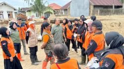 Ketua DPRD Kota Padang Muharlion bersama Relawan Kelompok Siaga Bencana Kota Padang.