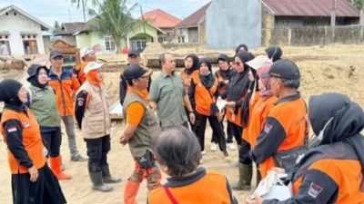 Ketua DPRD Kota Padang Muharlion bersama Relawan Kelompok Siaga Bencana Kota Padang.