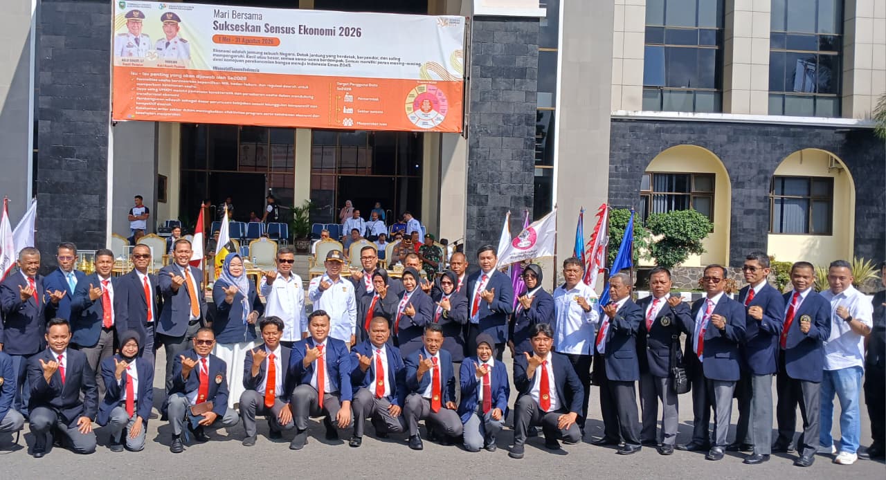 Ketua FORKI Sumbar Kharuddin Simajuntak bersama panitia pelaksana Kejurda FORKI di GOR Lubuksikaping, Pasaman, Sabtu (27/06/2026).