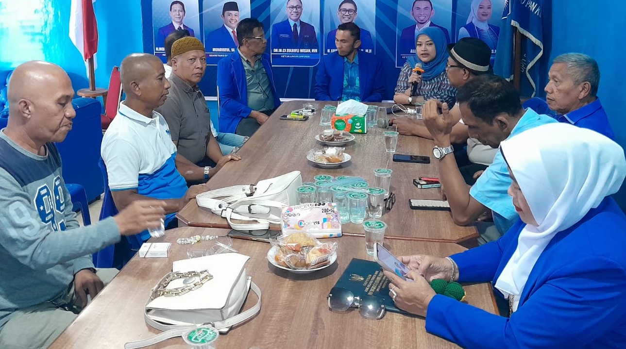 Ketua DPD PAN Kota Padangpanjang Allex Saputra didampingi Sekretaris Vani Utari dan Bendahara Zulfikri saat konsolidasi internal di DPD PAN setempat, Sabtu (20/06/2026).