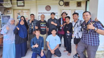 Sejumlah penyair saat mengunjungi Komunitas Seni Kuflet Padangpanjang, Sabtu (06/06/2026).