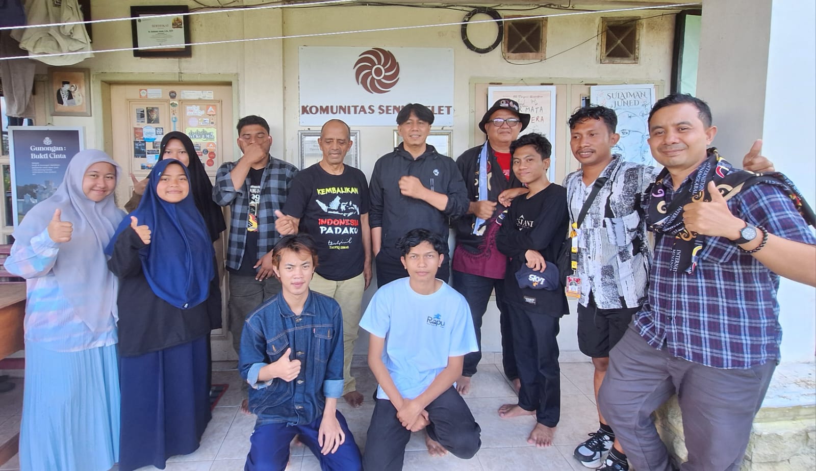Sejumlah penyair saat mengunjungi Komunitas Seni Kuflet Padangpanjang, Sabtu (06/06/2026).