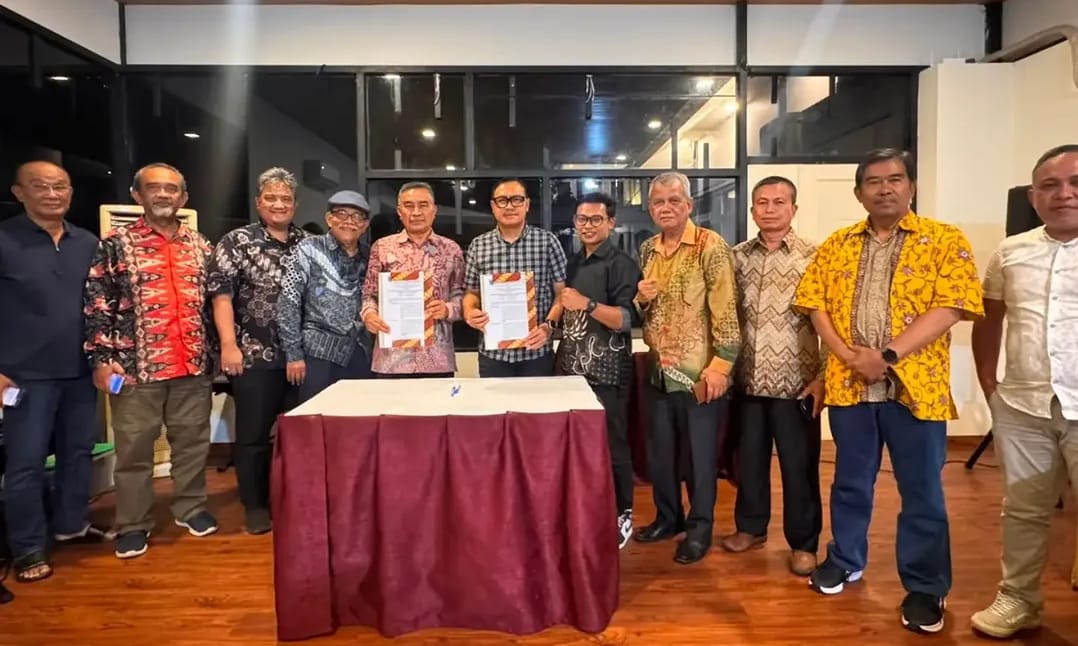 Penandatanganan MoU antara Pemerintah Kabupaten Kepulauan Mentawai dan Masyarakat Energi Terbarukan Indonesia (METI) Wilayah Sumatera Barat di Restoran Suasso, Kota Padang, Minggu (28/06/2026).