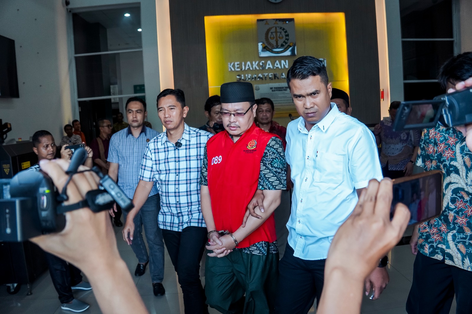 Penangkapan DPO kasus pemalsuan surat dalam operasi senyap yang dijalankan Tim Tabur Kejaksaan Tinggi Sumatera Barat bersama Kejaksaan Negeri Padang, Jum’at (05/06/2026),
