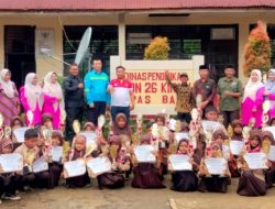 Serahkan Piala dan Trophy di SDN 26 Kinali, PT. RPSM Salurkan CSR Bidang Pendidikan
