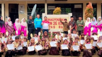 Penyerahan CSR PT. RPSM berupa piala dan trophy kepada siswa SDN 26 Kinali, Sabtu (20/06/2026).  