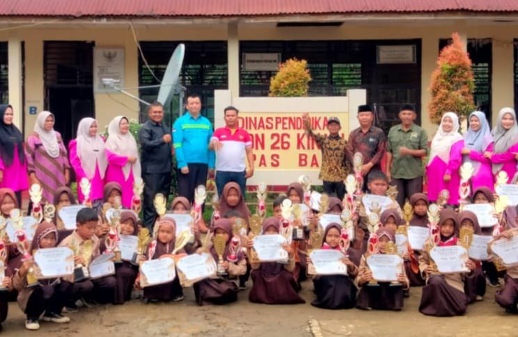 Penyerahan CSR PT. RPSM berupa piala dan trophy kepada siswa SDN 26 Kinali, Sabtu (20/06/2026).  