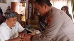 Kapolres Pasaman AKBP. Agung Tribawanto, S.IK didampingi Ketua Bhayangkari Cabang Pasaman Barat Ny. Panca Agung saat mengunjungi pensiunan Polri, Sabtu (20/06/2026).