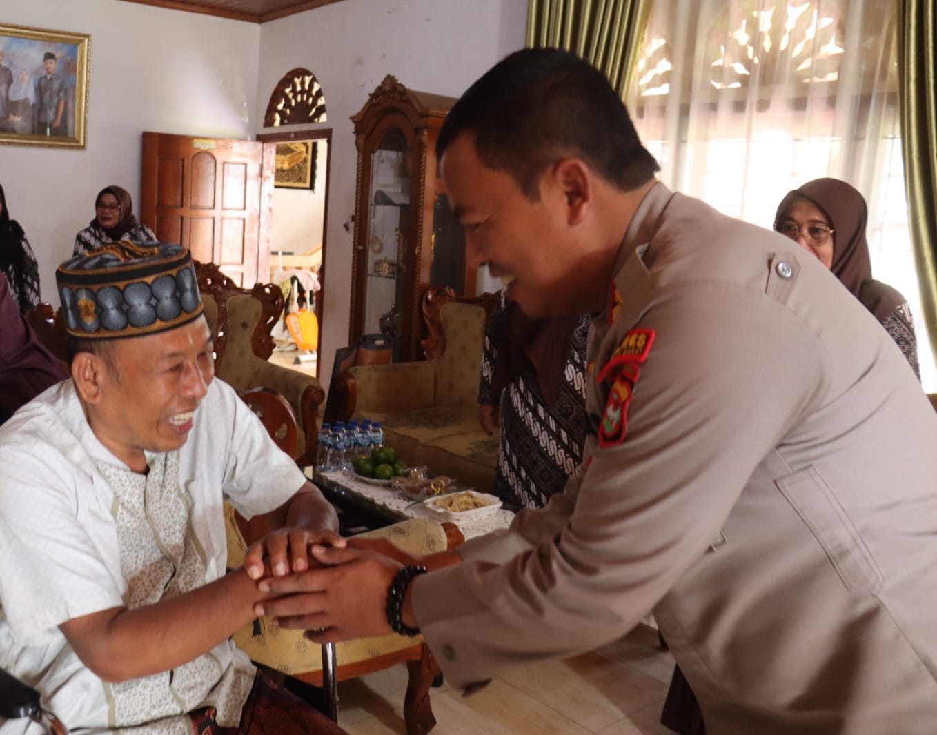 Kapolres Pasaman AKBP. Agung Tribawanto, S.IK didampingi Ketua Bhayangkari Cabang Pasaman Barat Ny. Panca Agung saat mengunjungi pensiunan Polri, Sabtu (20/06/2026).