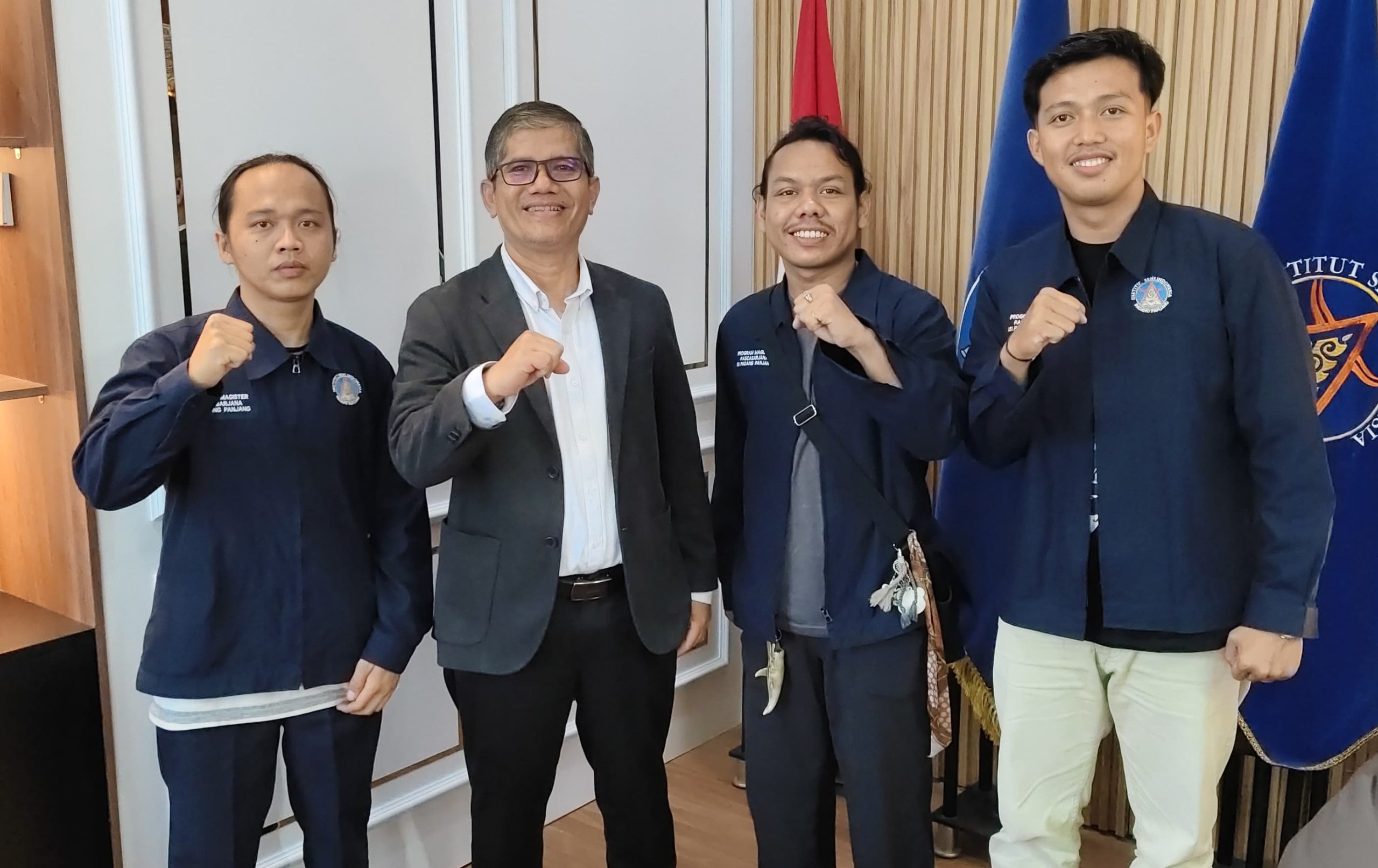 Rektor ISI Padangpanjang Dr. Febri Yulika, S.Ag., M.Hum bersama mahasiswa Pascasarjana ISI Padangpanjang, Senin (22/06/2026). 