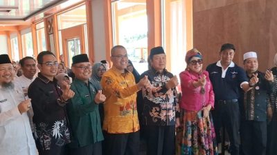Sekdaprov Sumbar Arry Yuswandi bersama Kepala Dinas Pendidikan Sumbar Habibul Fuadi, Kacabdin Kacabdin Wilayah VI Efri Syahputra dan pengurus MKKS SMKN dan SMAN Pasaman Barat.