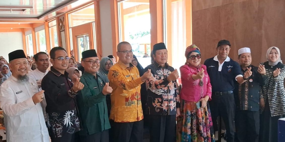 Sekdaprov Sumbar Arry Yuswandi bersama Kepala Dinas Pendidikan Sumbar Habibul Fuadi, Kacabdin Kacabdin Wilayah VI Efri Syahputra dan pengurus MKKS SMKN dan SMAN Pasaman Barat.