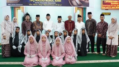Wakil Wali Kota Padangpanjang Allex Saputra bersama Pengurus TPQ dan Santri LPTQ Masjid Nurul Amri yang mengikuti Khatam Al-Qur’an, Minggu ((14/06/2026).