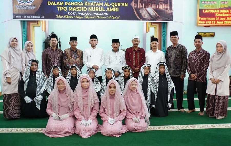 Wakil Wali Kota Padangpanjang Allex Saputra bersama Pengurus TPQ dan Santri LPTQ Masjid Nurul Amri yang mengikuti Khatam Al-Qur’an, Minggu ((14/06/2026).