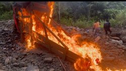 Peralatan PETI yang ditemukan tim gabungan Polres Pasaman Barat saat razia di Kecamatan Gunung Tuleh, dibakar.  