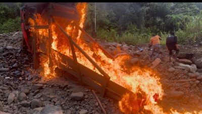 Peralatan PETI yang ditemukan tim gabungan Polres Pasaman Barat saat razia di Kecamatan Gunung Tuleh, dibakar.  