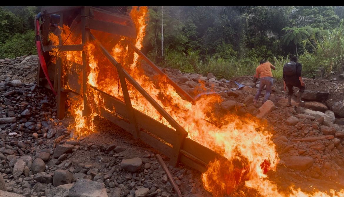 Peralatan PETI yang ditemukan tim gabungan Polres Pasaman Barat saat razia di Kecamatan Gunung Tuleh, dibakar.  