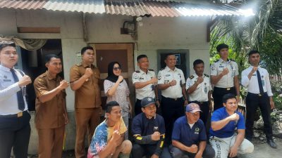 Karutan Kelas IIB Padangpanjang Novri Abbas bersama Lurah Tanah Pak Lambiak Romi Saputra dan jajaran saat bedah rumah milik Syafrizal, Senin (08/06/2026).