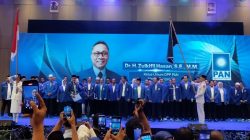 Ketua Umum DPP PAN Zulkifli Hasan saat melantik Ketua dan Pengurus DPW PAN Sumbar periode 2024-2029 di ZHM Premiere Padang, Minggu (14/06/2026).