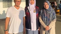 Ulya Kireina Halim, Siswi SMAN 2 Padangpanjang bersama kedua orang tua saat akan berangkat menuju Jakarta mengikuti Seleksi Paskibraka Tingkat Nasional.
