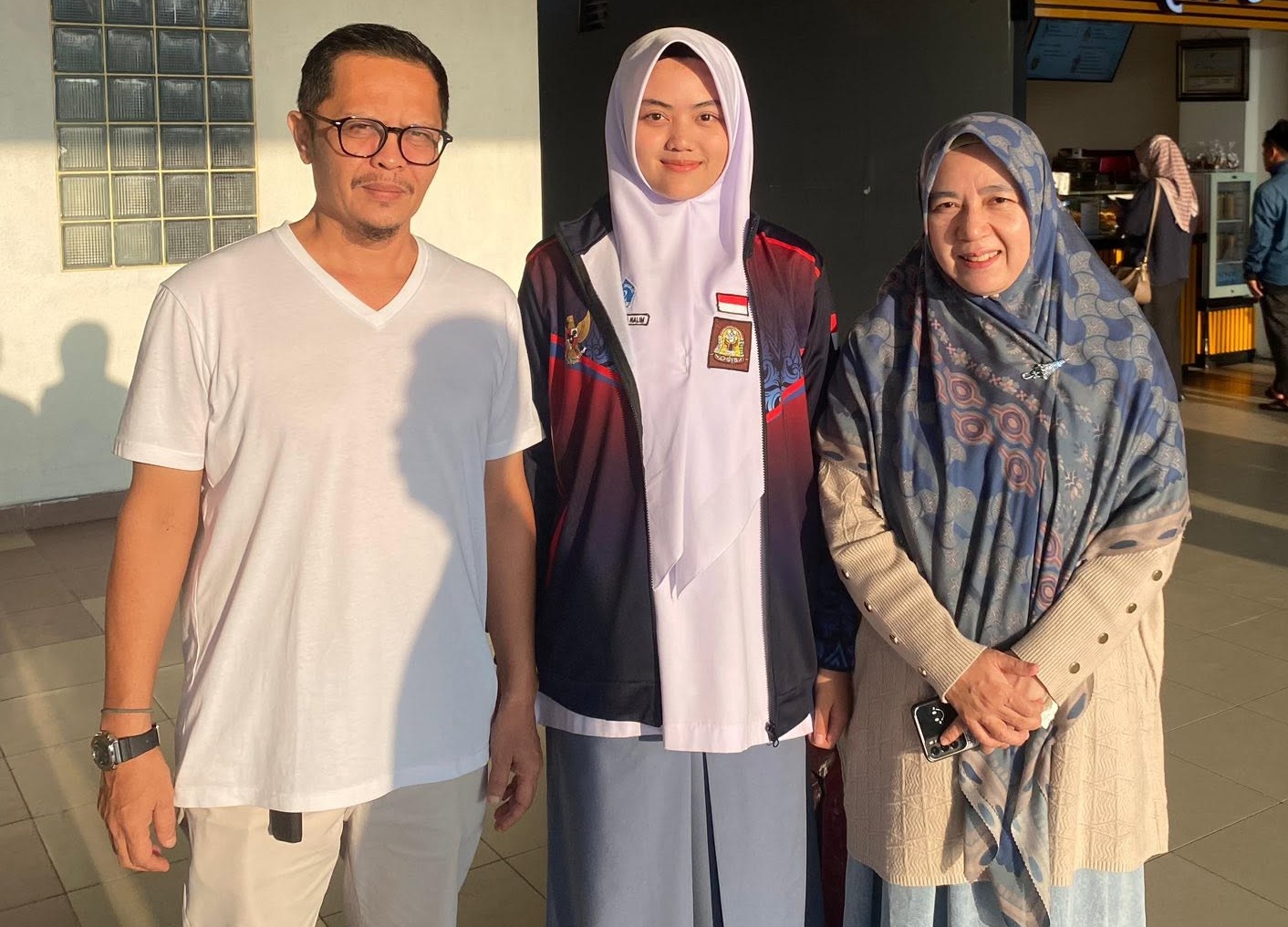 Ulya Kireina Halim, Siswi SMAN 2 Padangpanjang bersama kedua orang tua saat akan berangkat menuju Jakarta mengikuti Seleksi Paskibraka Tingkat Nasional.  
