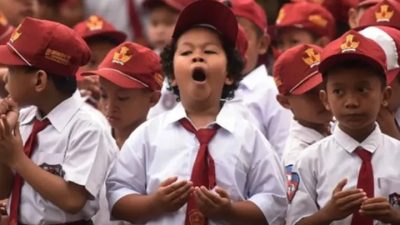 Foto Ilustrasi siswa akan memuli PBM di pagi hari.