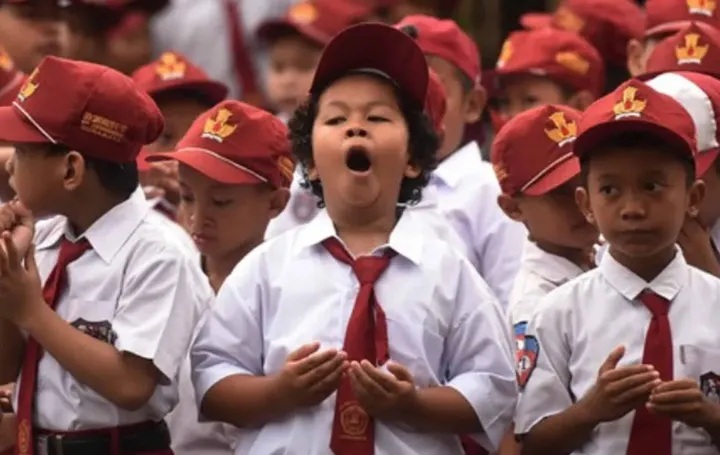 Foto Ilustrasi siswa akan memuli PBM di pagi hari.