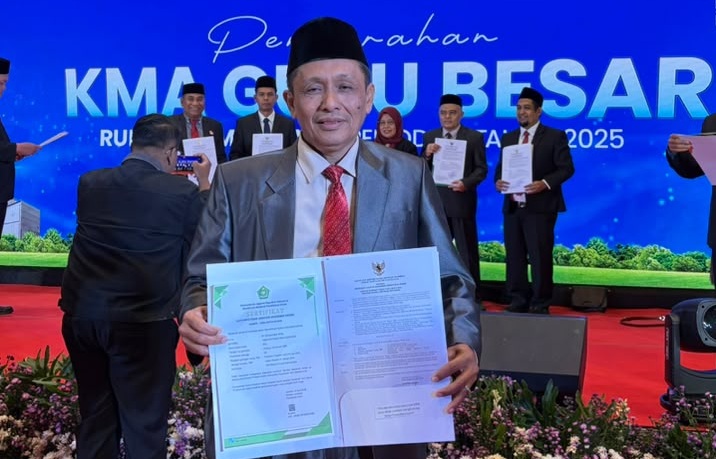 Dosen Universitas Islam Negeri (UIN) Mahmud Yunus Batusangkar Prof. Dr. Akhyar Hanif, M.Ag usai Penyerahan KMA Guru Besar Rumpun Ilmu Agama Periode II Tahun 2025 yang berlangsung di Jakarta, Senin (13/07/2026).