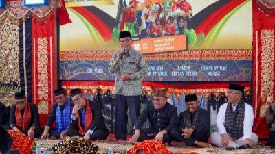 Anggota DPRD Kota Padang H. Yendril saat pembukaan Festival Alek Nagari Nan XX di Komplek Kehakiman Cengkeh Nan XX, Kelurahan Cengkeh Nan XX, Kecamatan Lubuk Begalung, Sabtu (11/07/2026).