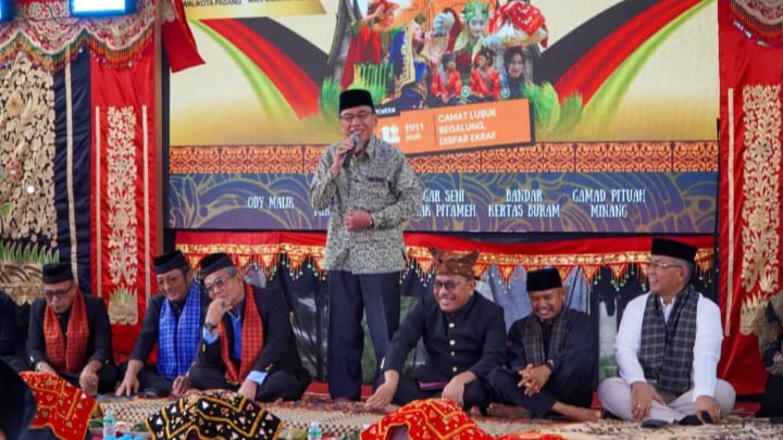Anggota DPRD Kota Padang H. Yendril saat pembukaan Festival Alek Nagari Nan XX di Komplek Kehakiman Cengkeh Nan XX, Kelurahan Cengkeh Nan XX, Kecamatan Lubuk Begalung, Sabtu (11/07/2026).