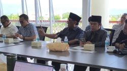 Anggota DPRD Kota Padang saat melakukan pembahasan SPMB.