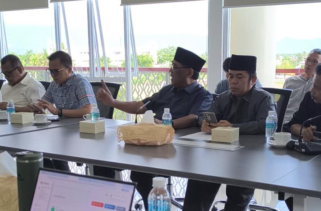 Anggota DPRD Kota Padang saat melakukan pembahasan SPMB.