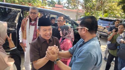 Anggota DPRD Sumbar Benny Saswin Nasrun didampingi Anggota Komisi III Hinca Panjaitan saat pulang dari Rutan Anak Air Padang, Jum’at (24/07/2026).