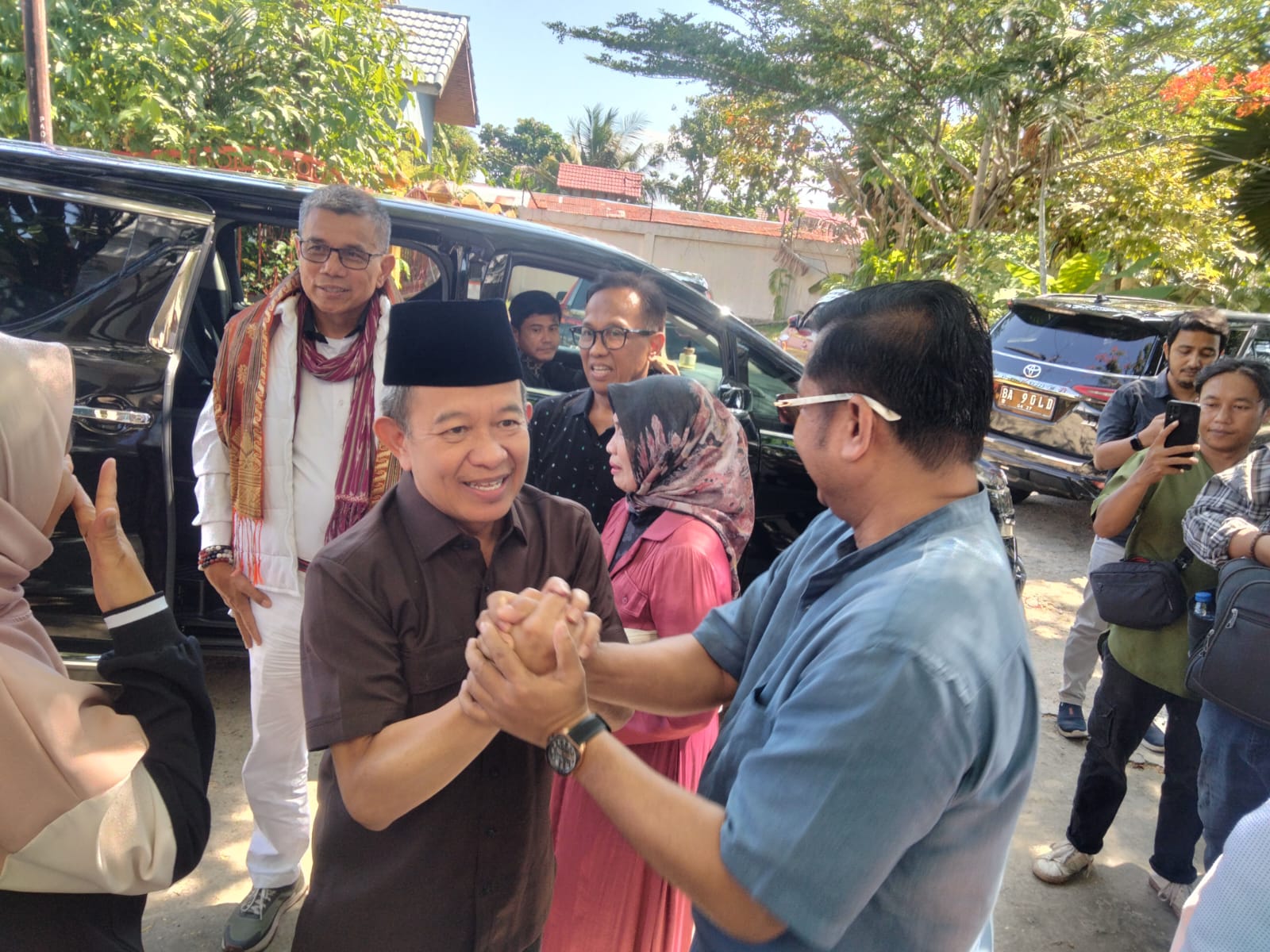 Anggota DPRD Sumbar Benny Saswin Nasrun didampingi Anggota Komisi III Hinca Panjaitan saat pulang dari Rutan Anak Air Padang, Jum’at (24/07/2026). 