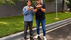 Artis Minang, Dayu Koto bersama Manajer Tim Semen Padang FC, Braditi Moulevey.