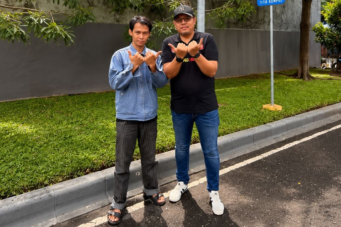 Artis Minang, Dayu Koto bersama Manajer Tim Semen Padang FC, Braditi Moulevey.