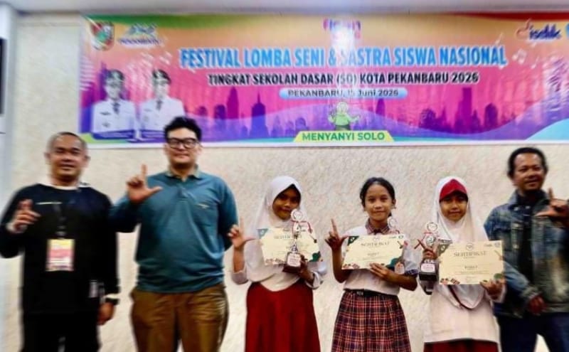 Juri dan pemenang Festival Lomba Seni dan Sastra Siswa Nasional (FLS3N) Jenjang Pendidikan Dasar Tahun 2026 Cabang Lomba Menulis Cerita tingkat SD.