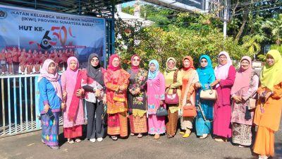 Pengurus IKWI Sumbar yang berhasil menyabet gelar Juara Umum karena menggondol titel Best Costume & Appearance, pada Lomba Berbusana Adat Nusantara, tahun 2026