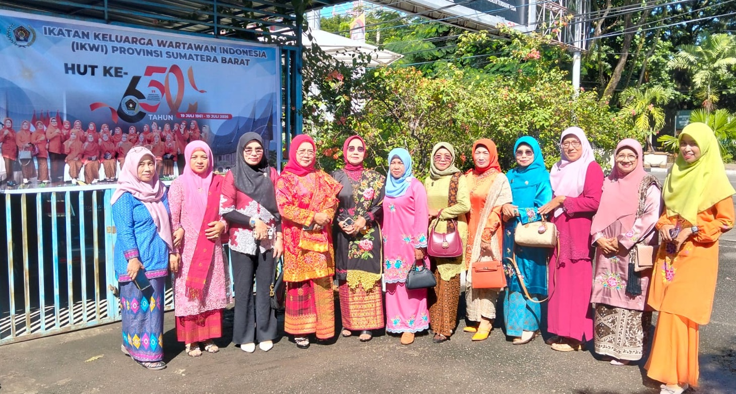 Pengurus IKWI Sumbar yang berhasil menyabet gelar Juara Umum karena menggondol titel Best Costume & Appearance, pada Lomba Berbusana Adat Nusantara, tahun 2026