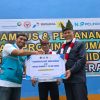 PLN UID Sumbar Serahkan 100 Bibit Pohon pada Kunjungan Kerja Menteri Lingkungan Hidup