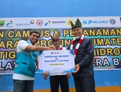 PLN UID Sumbar Serahkan 100 Bibit Pohon pada Kunjungan Kerja Menteri Lingkungan Hidup